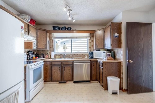 116 Dovercrest Way Se, Calgary, AB - Indoor Photo Showing Kitchen With Double Sink