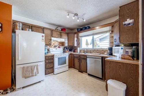 116 Dovercrest Way Se, Calgary, AB - Indoor Photo Showing Kitchen
