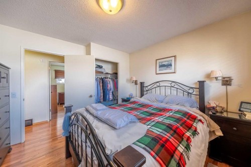 116 Dovercrest Way Se, Calgary, AB - Indoor Photo Showing Bedroom