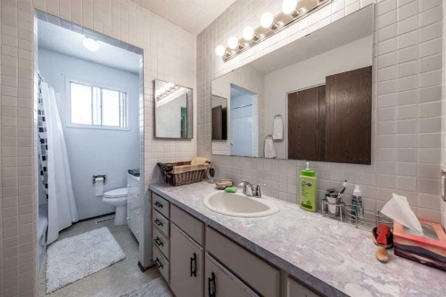 116 Dovercrest Way Se, Calgary, AB - Indoor Photo Showing Bathroom