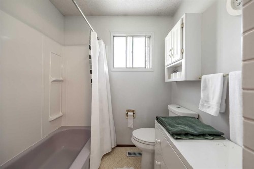 116 Dovercrest Way Se, Calgary, AB - Indoor Photo Showing Bathroom