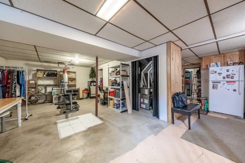 116 Dovercrest Way Se, Calgary, AB - Indoor Photo Showing Garage