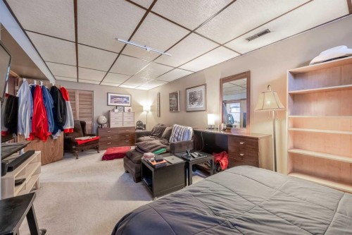 116 Dovercrest Way Se, Calgary, AB - Indoor Photo Showing Bedroom