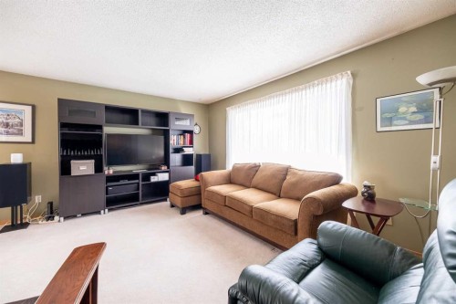116 Dovercrest Way Se, Calgary, AB - Indoor Photo Showing Living Room