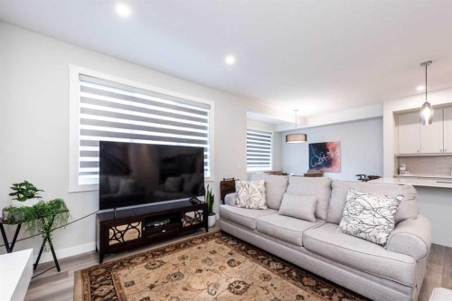 137 Edith Villas Nw, Calgary, AB - Indoor Photo Showing Living Room