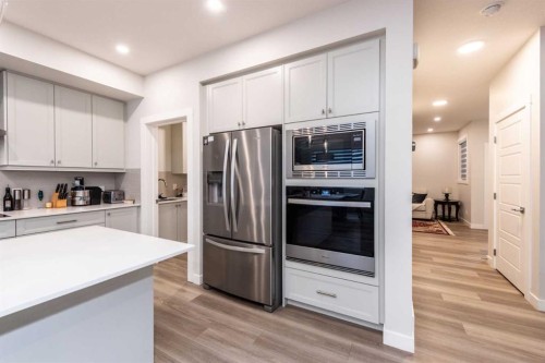 137 Edith Villas Nw, Calgary, AB - Indoor Photo Showing Kitchen
