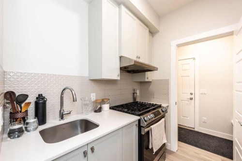 137 Edith Villas Nw, Calgary, AB - Indoor Photo Showing Kitchen With Upgraded Kitchen