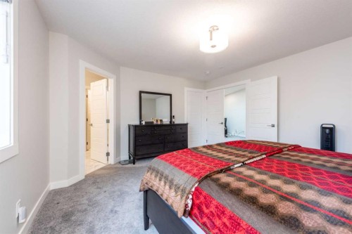 137 Edith Villas Nw, Calgary, AB - Indoor Photo Showing Bedroom