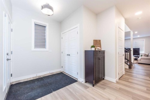 137 Edith Villas Nw, Calgary, AB - Indoor Photo Showing Other Room