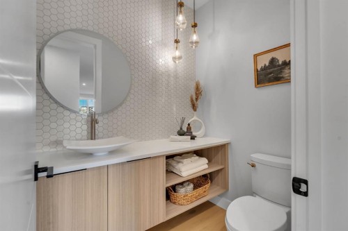 28 Spring Creek Point Sw, Calgary, AB - Indoor Photo Showing Bathroom