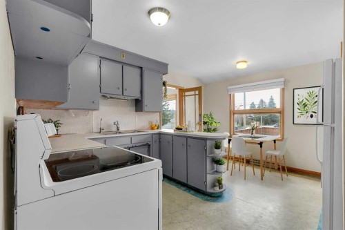 403 30 Avenue Nw, Calgary, AB - Indoor Photo Showing Kitchen