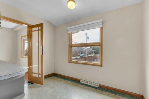 403 30 Avenue Nw, Calgary, AB - Indoor Photo Showing Other Room