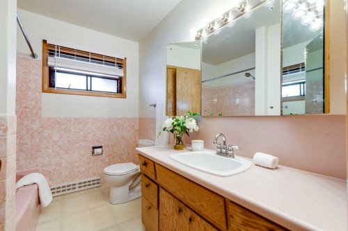 403 30 Avenue Nw, Calgary, AB - Indoor Photo Showing Bathroom