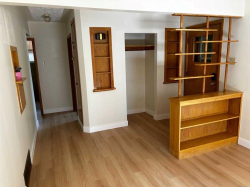 403 30 Avenue Nw, Calgary, AB - Indoor Photo Showing Other Room