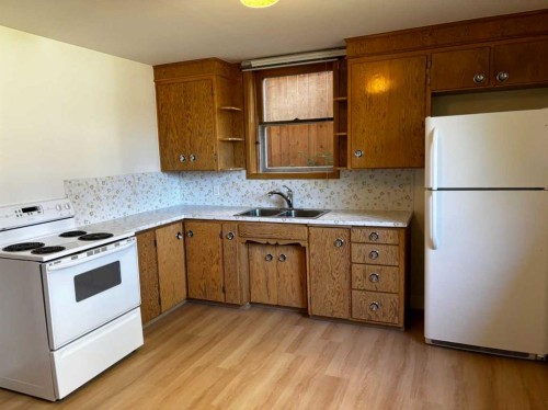 403 30 Avenue Nw, Calgary, AB - Indoor Photo Showing Kitchen With Double Sink