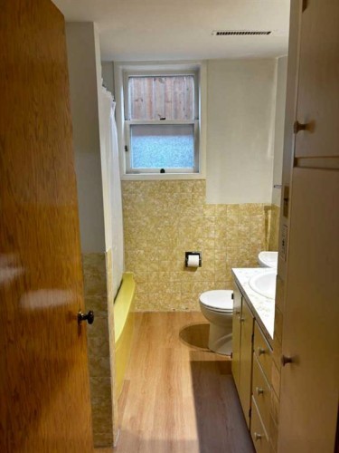 403 30 Avenue Nw, Calgary, AB - Indoor Photo Showing Bathroom