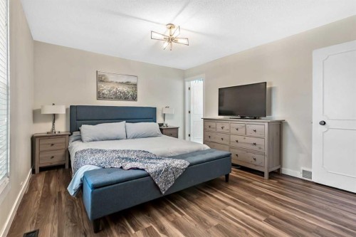 11835 Elbow Drive Sw, Calgary, AB - Indoor Photo Showing Bedroom