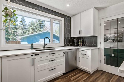 11835 Elbow Drive Sw, Calgary, AB - Indoor Photo Showing Kitchen With Double Sink