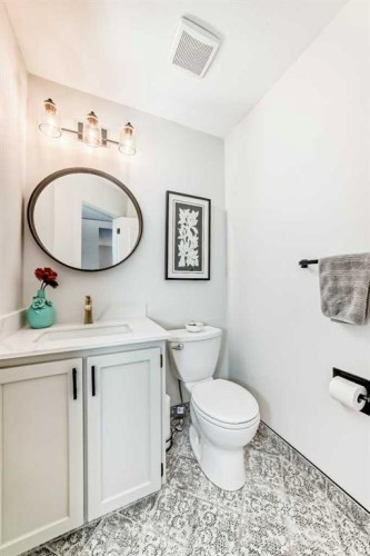 47 Canterbury Court Sw, Calgary, AB - Indoor Photo Showing Bathroom