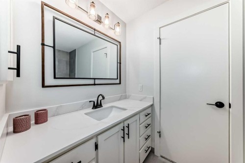 47 Canterbury Court Sw, Calgary, AB - Indoor Photo Showing Bathroom