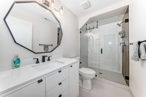 47 Canterbury Court Sw, Calgary, AB - Indoor Photo Showing Bathroom