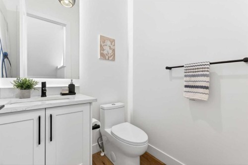 2129 27 Avenue Sw, Calgary, AB - Indoor Photo Showing Bathroom