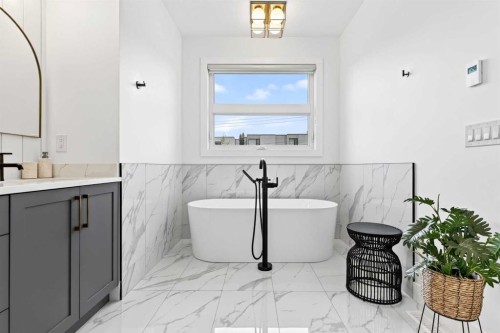 2129 27 Avenue Sw, Calgary, AB - Indoor Photo Showing Bathroom