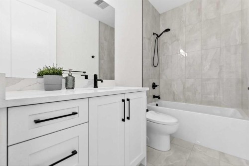 2129 27 Avenue Sw, Calgary, AB - Indoor Photo Showing Bathroom
