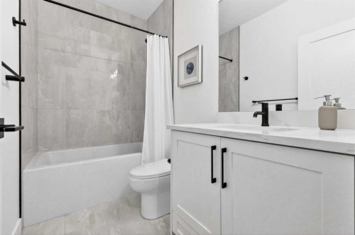2129 27 Avenue Sw, Calgary, AB - Indoor Photo Showing Bathroom