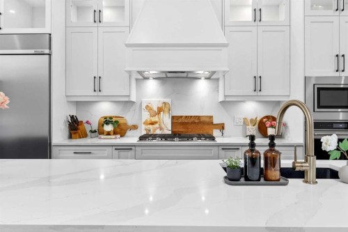 2129 27 Avenue Sw, Calgary, AB - Indoor Photo Showing Kitchen With Upgraded Kitchen