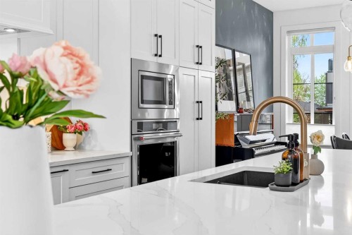 2129 27 Avenue Sw, Calgary, AB - Indoor Photo Showing Kitchen With Upgraded Kitchen