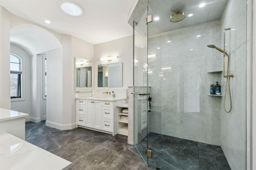 2908 Toronto Crescent Nw, Calgary, AB - Indoor Photo Showing Bathroom