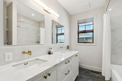 2908 Toronto Crescent Nw, Calgary, AB - Indoor Photo Showing Bathroom