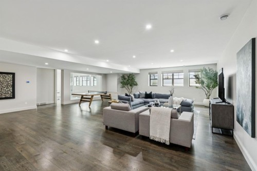2908 Toronto Crescent Nw, Calgary, AB - Indoor Photo Showing Living Room