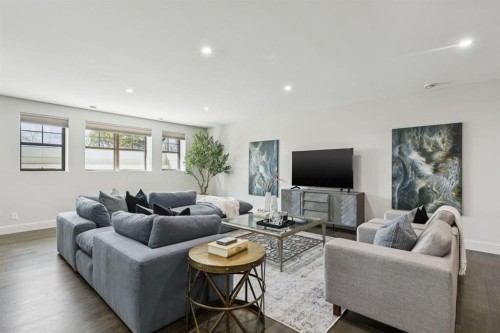 2908 Toronto Crescent Nw, Calgary, AB - Indoor Photo Showing Living Room