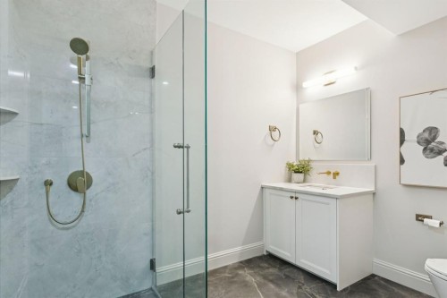 2908 Toronto Crescent Nw, Calgary, AB - Indoor Photo Showing Bathroom