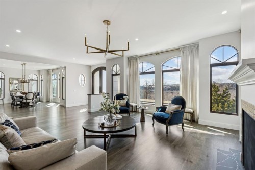 2908 Toronto Crescent Nw, Calgary, AB - Indoor Photo Showing Living Room