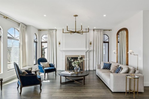 2908 Toronto Crescent Nw, Calgary, AB - Indoor Photo Showing Living Room