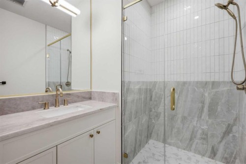 2133 29 Avenue Sw, Calgary, AB - Indoor Photo Showing Bathroom
