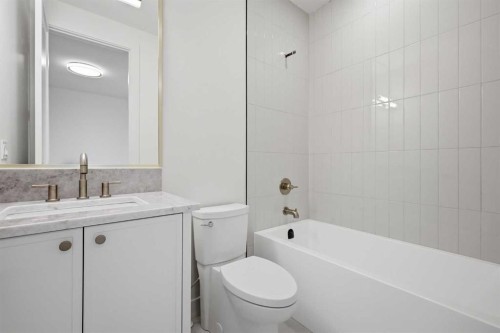 2133 29 Avenue Sw, Calgary, AB - Indoor Photo Showing Bathroom