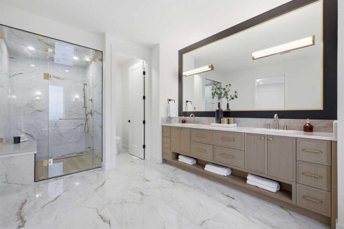 2133 29 Avenue Sw, Calgary, AB - Indoor Photo Showing Bathroom
