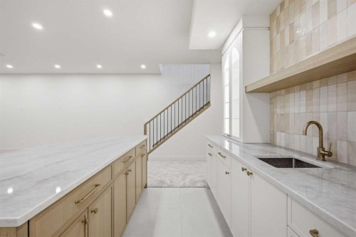 2133 29 Avenue Sw, Calgary, AB - Indoor Photo Showing Kitchen