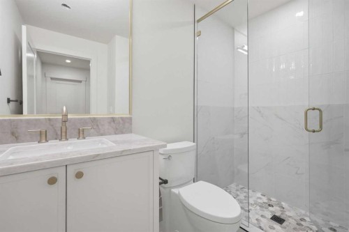 2133 29 Avenue Sw, Calgary, AB - Indoor Photo Showing Bathroom