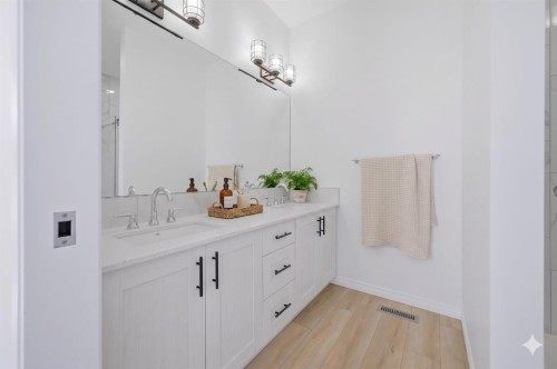 231 Sundown Road, Cochrane, AB - Indoor Photo Showing Bathroom