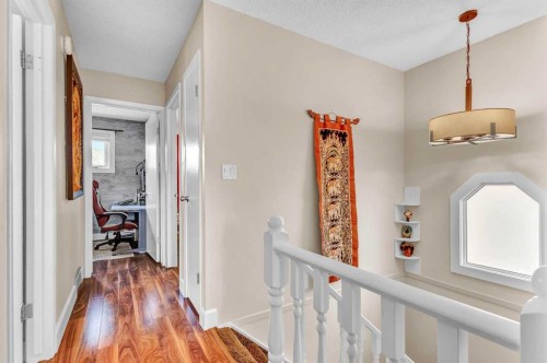 4532 Montgomery Avenue Nw, Calgary, AB - Indoor Photo Showing Other Room
