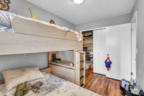 4532 Montgomery Avenue Nw, Calgary, AB - Indoor Photo Showing Bedroom