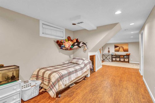 4532 Montgomery Avenue Nw, Calgary, AB - Indoor Photo Showing Bedroom