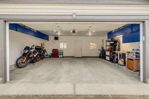 8 Walgrove Green Se, Calgary, AB - Indoor Photo Showing Garage