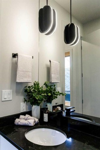 229 27 Avenue Nw, Calgary, AB - Indoor Photo Showing Bathroom