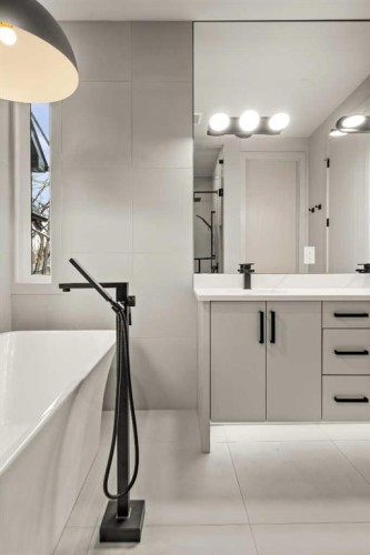 229 27 Avenue Nw, Calgary, AB - Indoor Photo Showing Bathroom